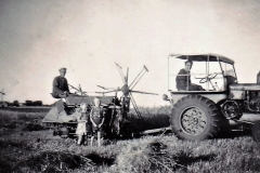 5 Kornhøst med traktor og selvbinder i Kirkevad 1949