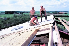 4. Horne Hallens loft-isolering og tag lægges op (2)