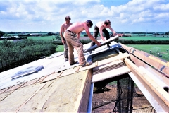 4. Horne Hallens loft-isolering og tag lægges op (3)