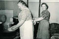 Mette Køks og Agnete Jensen klar med mel og kødboller 1953