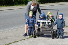 4-Møllestenen-får-også-lige-en-hilsen-med-på-vejen-af-Britta-og-hennes-dagplejebørn.-QR-kodeturen-2019